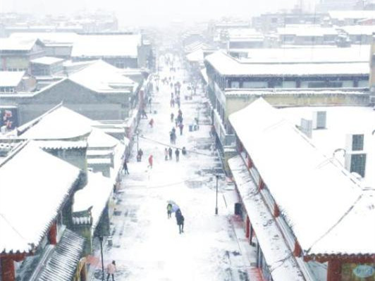你在北方寒冬里大雪纷飞，我在南方骄阳里四季如春！