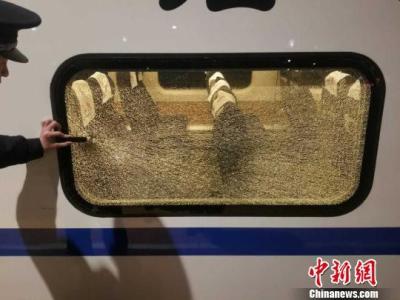 大连至沈阳D7733次列车玻璃被击碎 系弹弓射击导致