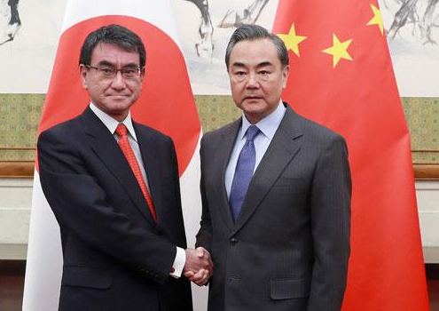 王毅与日本外相河野太郎举行会谈