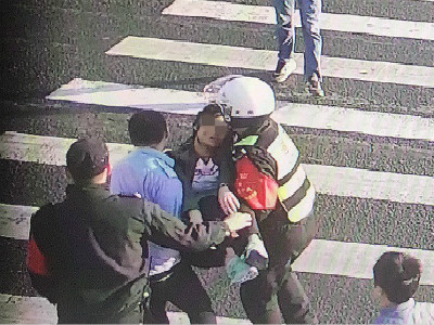 公交车上女乘客晕倒 警民联手急送医院脱险