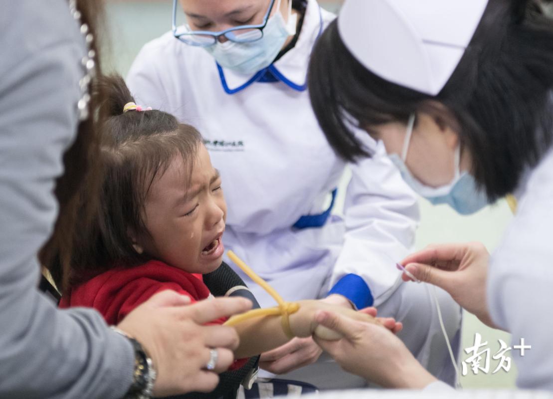 幼儿不舒服看医生图片图片