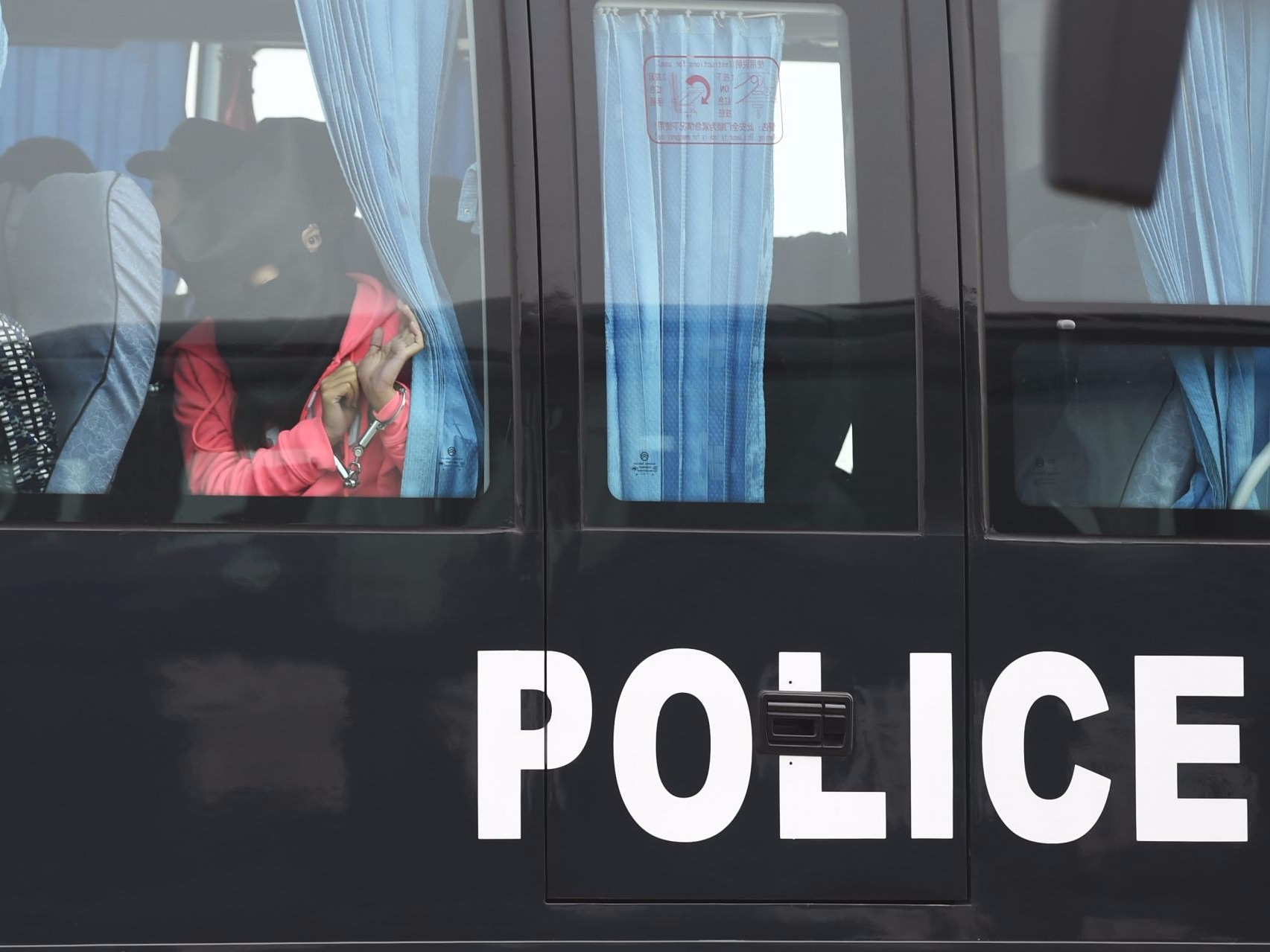 104名电信诈骗犯罪嫌疑人从老挝被押解回国