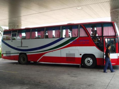 泰国一载有中国游客大巴发生追尾事故 17人受伤
