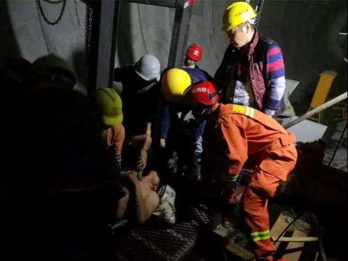 痛到无法呼吸！深圳地铁工地一工人右臂卷入机器内