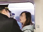 女子为等老公扒阻高铁车门致晚点 律师：可处行政拘留