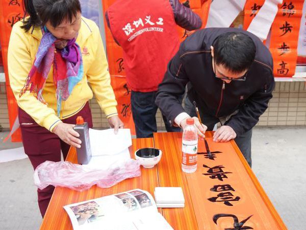 书法爱好者社区送春联 居民点赞：更有年味，很贴心