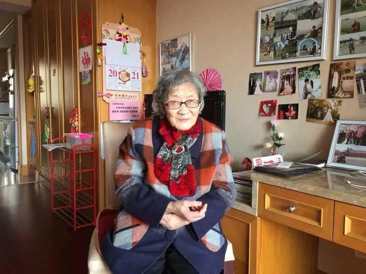 坐直升机上雪山在冰河漂流，88岁老奶奶卖房子周游世界