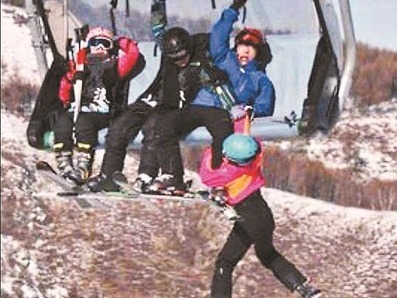  张家口一滑雪场儿童坠落缆车 幸因雪质松软没受伤