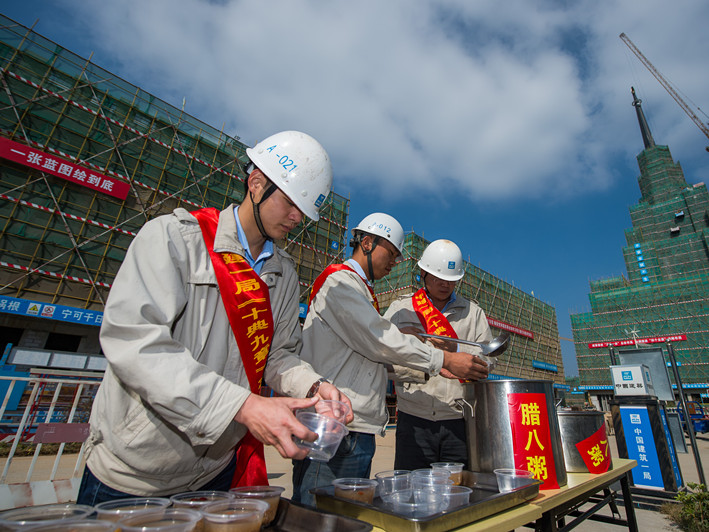 腊八节，中建一局北理莫斯大学工地工会为一线工友送温暖