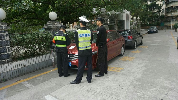 盐田消防监督管理大队与铁骑联合开展占用消防车道执法