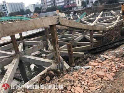 突发！南京一工地发生大面积坍塌，附近有居民楼出现倾斜