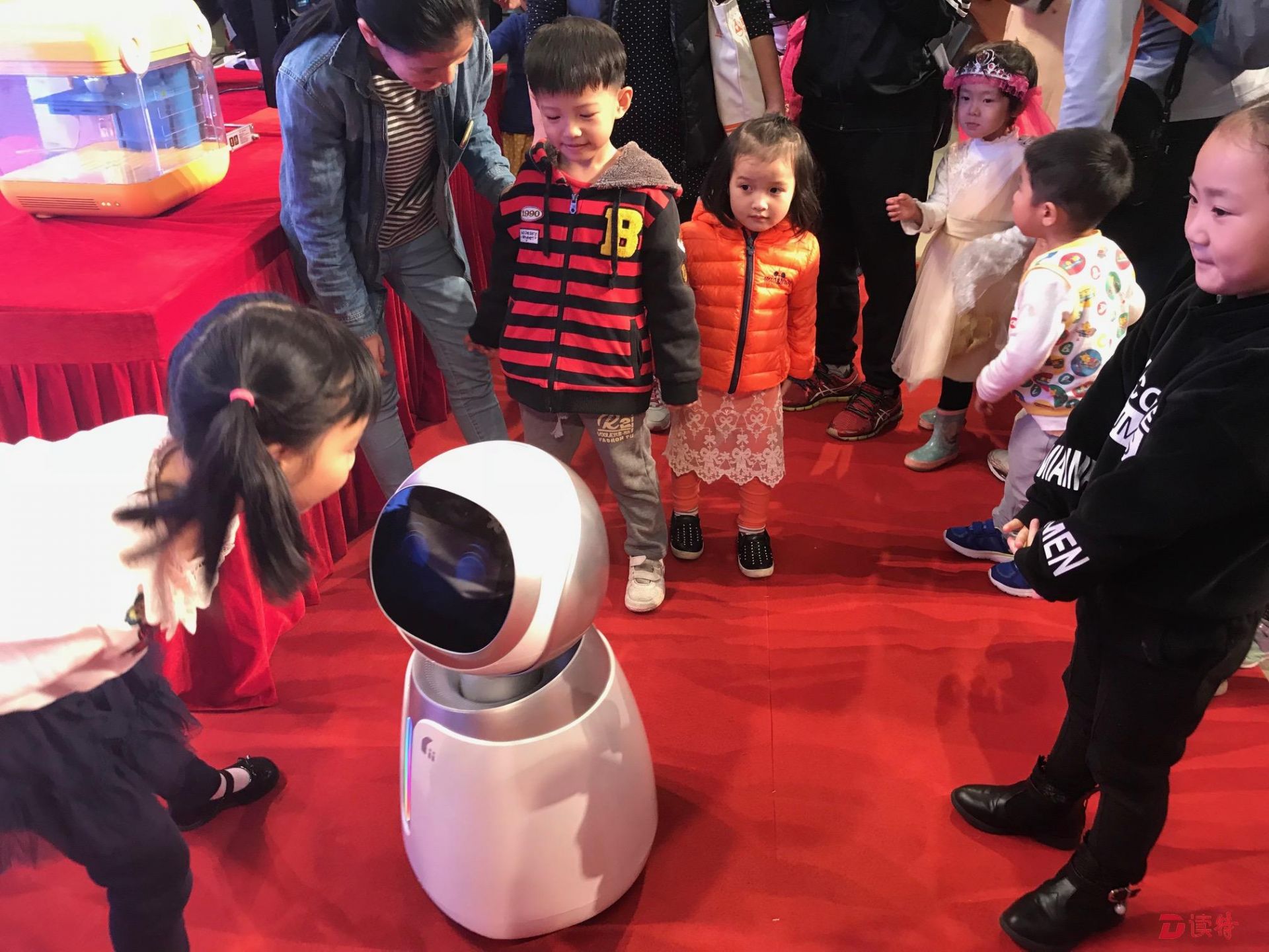 科技探索嘉年华让小朋友触摸科技时代