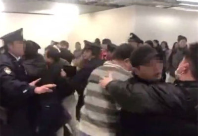 175名中国游客滞留日本机场与警方发生冲突 驻日使馆回应
