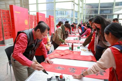 做剪纸、挂灯笼，深圳图书馆举行传统中国文化年活动