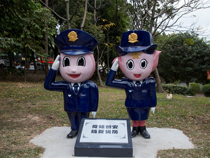 东莞桥头广场，很多“荷娃”平安雕塑