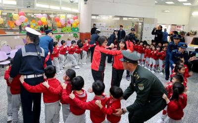 驻港官兵“重返”幼儿园 和香港小朋友一起“上课” 