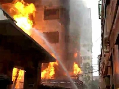 宝安沙井一民房发生火灾 2人被困六楼顶后获救脱险