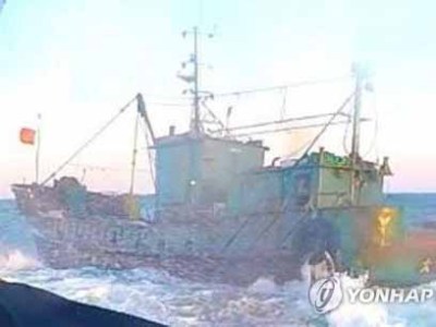 韩国再扣押2艘中国渔船及30名船员 称其“非法捕鱼”