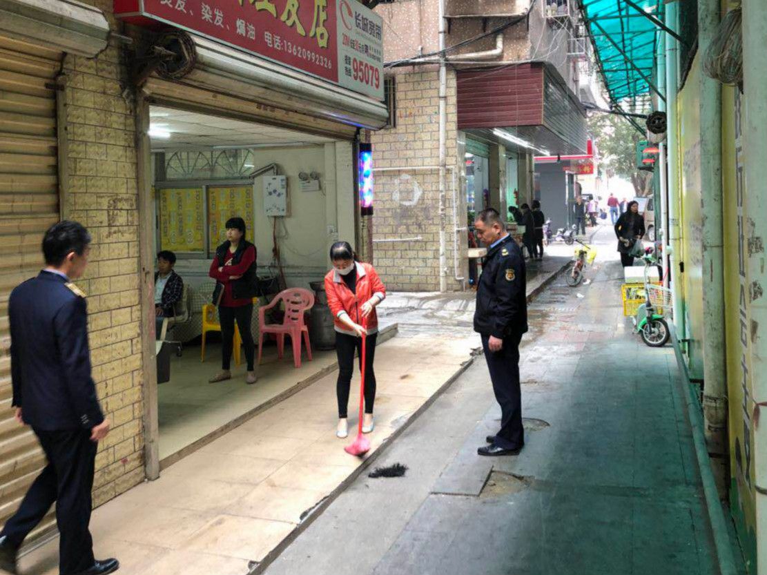 店家向门店外扫头发 “扫”来了千元罚单