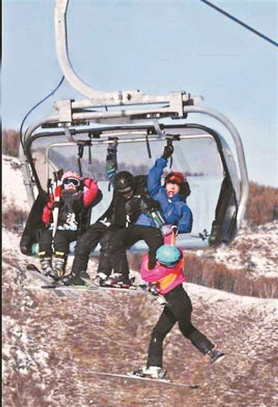 張家口一滑雪場兒童墜落纜車幸因雪質鬆軟沒受傷