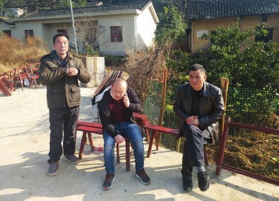 19岁女孩欠贷出走 母亲喝药自杀 葬礼当天四拨人催债