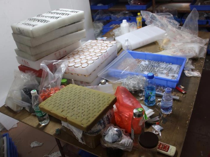 注意！你在朋友圈买的“奢侈品”首饰可能来自这个小作坊
