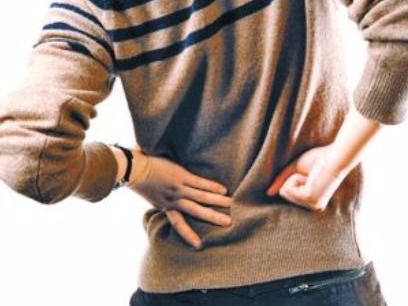 男子肾结石上百颗像葡萄：上班喝水少 下班喝饮料