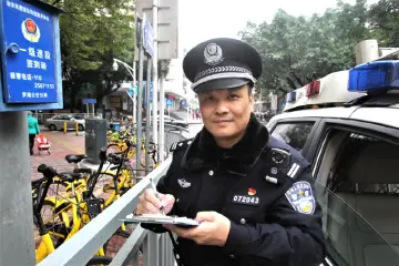 靳斌：从军营到警营 制服变情不变