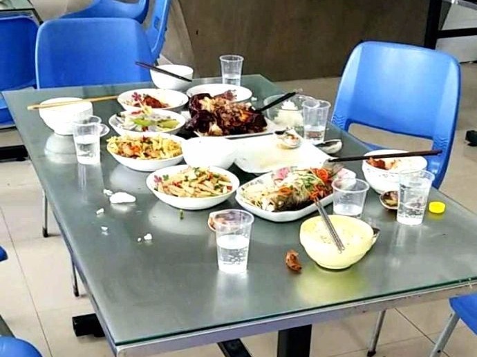 年夜饭这么浪费，网友居然点赞？看完只愿他们安康幸福