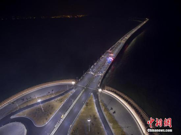 中国建成世界最大断面公路隧道