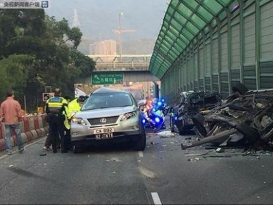 香港一嫌疑车辆为逃避交警追截 致多车相撞2死4伤  