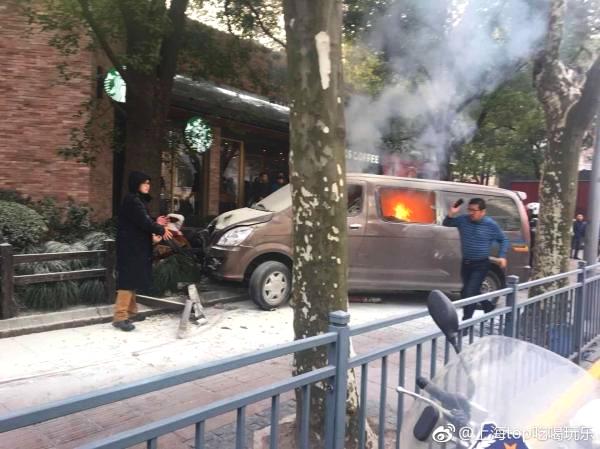 上海一面包车撞人:驾驶员车内吸烟引燃车辆 18人受伤