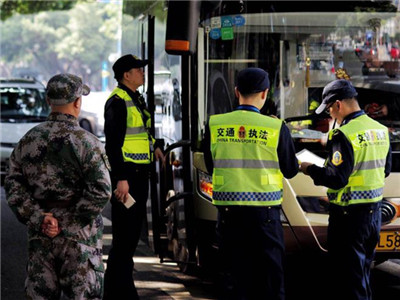 又见违规春运大巴！4台站外兜客车辆被查处