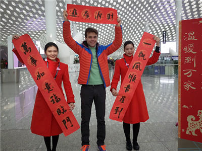 深圳机场年味浓浓！连续第四年为旅客送春联
