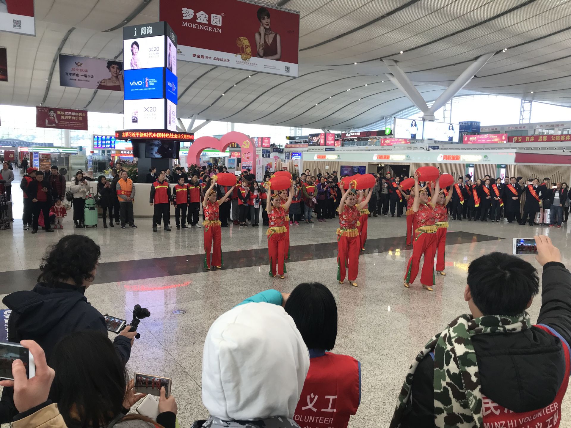春运首日深圳北站发送超11万旅客，“红马甲”温暖返乡人