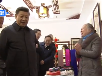 视频丨习近平在四川战旗村买布鞋