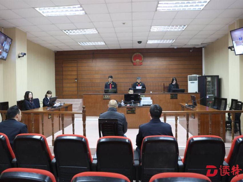 半夜两大车追尾后再被大车追尾，车主下车查看被撞身亡