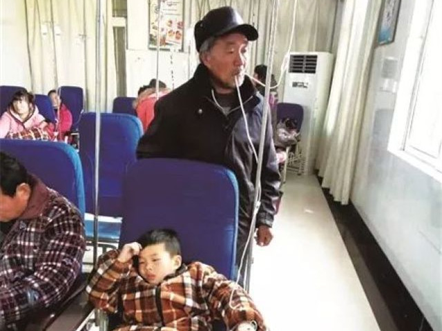 怕孙子输液冷,爷爷竟口含输液管加热!网友吵翻了……