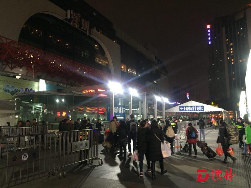 暖心服务齐上阵！深圳火车站“温暖”春运旅客回家路