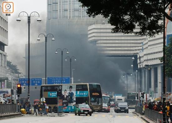 香港尖沙咀一重建地盘突发大火 现场冒出大量浓烟