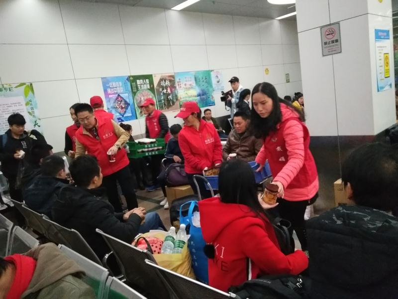 松岗义工：温暖旅客返乡之路