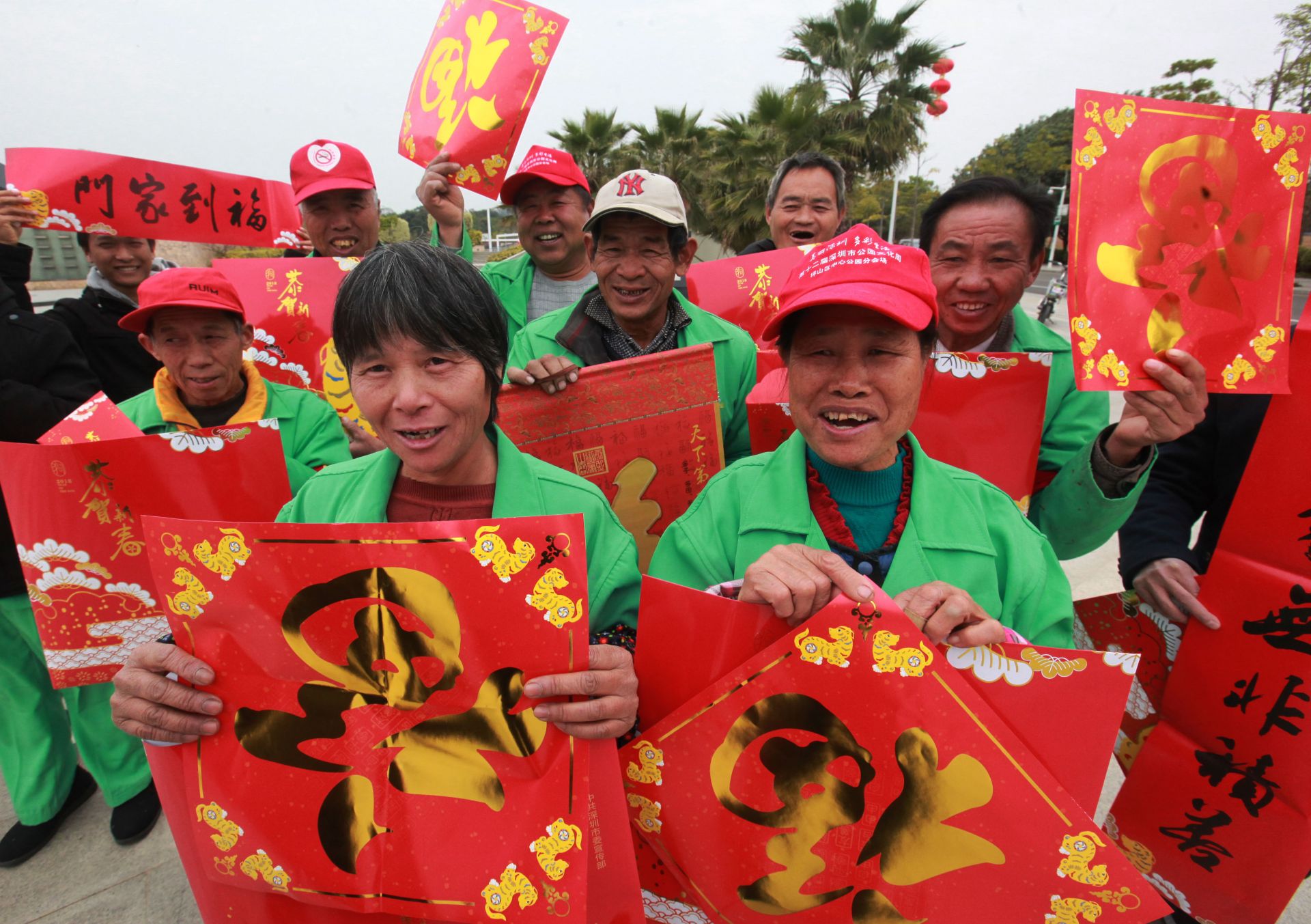温暖！坪山社工新春送“福”给一线环卫工