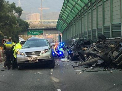 香港一嫌疑车辆为逃避交警追截，致多车相撞2死4伤