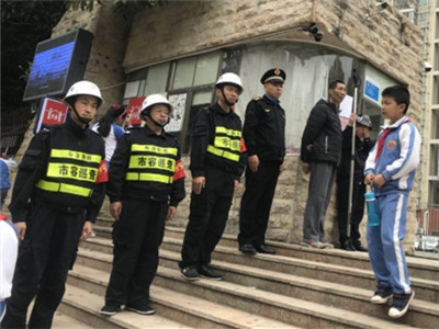 布吉街道开展“校园周边市容秩序整治周”