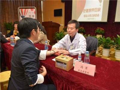 “白衣天使”在机场展开爱心义诊，温暖无数返乡人