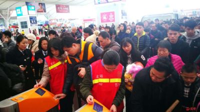 寒假里深圳不少公共场所多了一群学生的身影，他们是……
