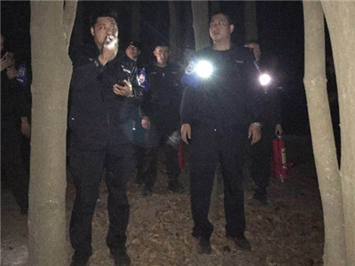 基层民警的春节：年夜饭分成三段吃 羊台山悬崖灭山火