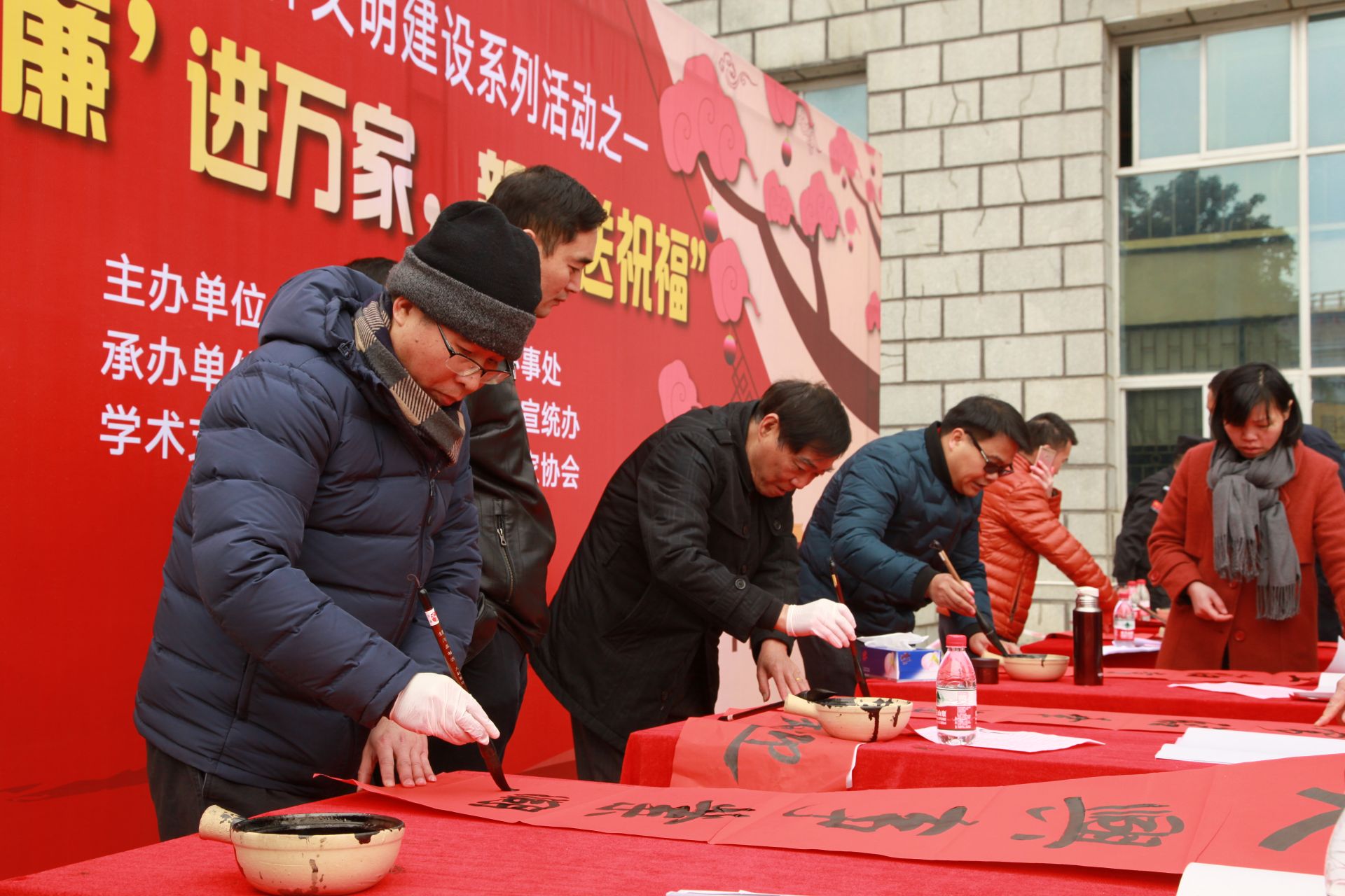 “廉”进万家,迎春送福!坪山义写春联活动受市民好评