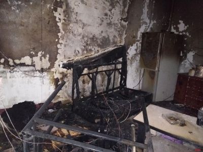 惊险！三个孩子被家长反锁在家 玩火烧了整间屋子