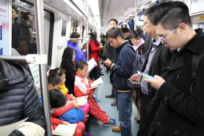 做不一样的“低头族“！深圳小学生在地铁阅读一小时